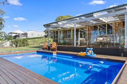Brightwaters House | Waterfront Paradise Lodge Brightwaters