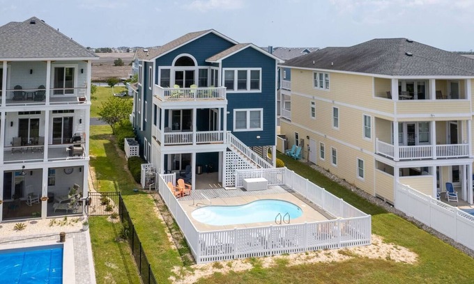 Manteo House | Waterfront,Pool,Game Room,Beach,DeepWaterAccess