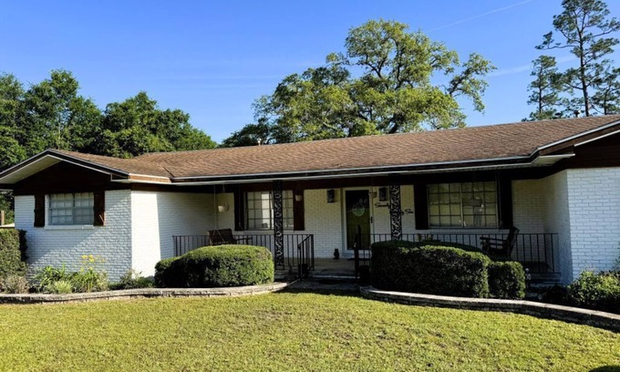 Milton House | Waterfront property with kayaks and boat slip! Ideal for relaxing or exploring!
