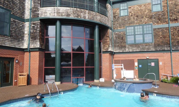 Newport Resort | Waterfront Resort 2BR/6Bed in Downtown Newport, walk to shopping, sailing, eats!