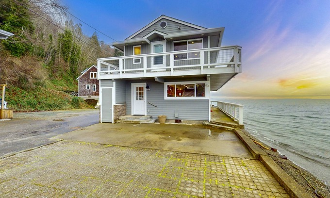 Camano Island House | Waterfront Retreat on Camano Island – Stunning Views!