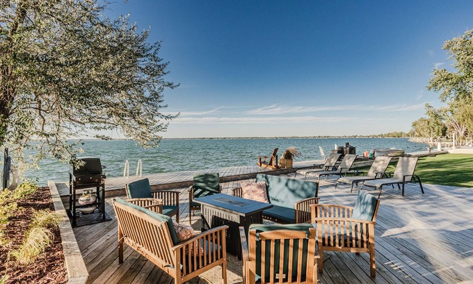 Anchorville House | Waterfront Retreat! 9 Beds, Fishing, Sunsets, Fire Table, Indoor&Outdoor Games!