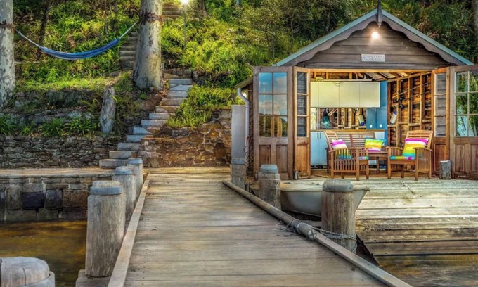 Lovett Bay House | Waterfront Retreat. 1 hour from Sydney CBD.