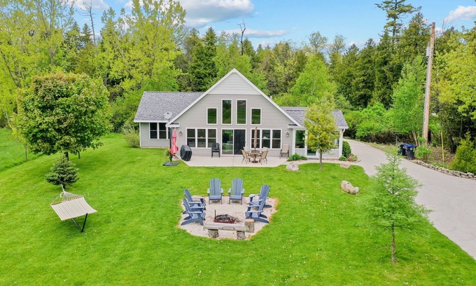 Idlewild House | Waterfront Retreat Private Yard & Fire Pit