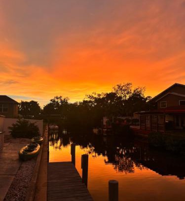 Laurel House | Waterfront retreat with kayaks, walk to the beach