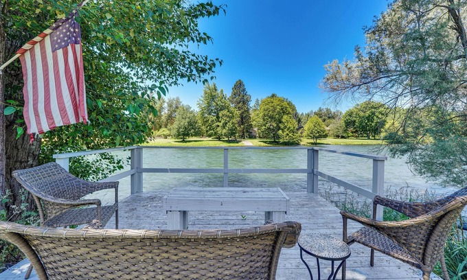 Shady Cove House | Waterfront Shady Cove Home w/Fishing Deck!