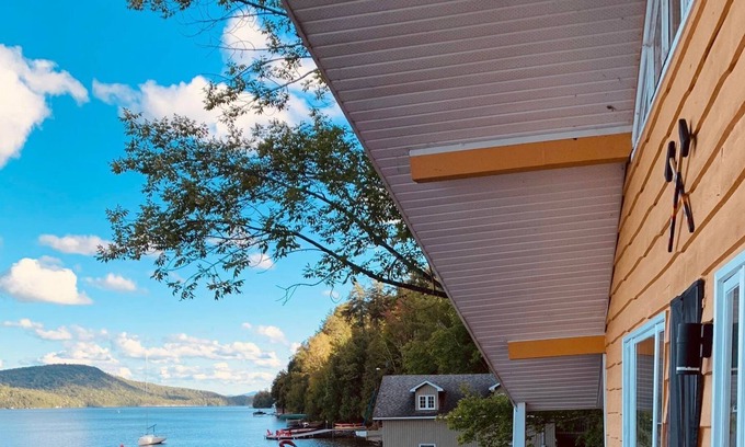 Potton Ski Chalet | Waterfront* SPA, Wood fireplace, Ski mountain