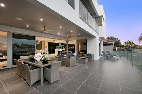 Broadbeach Waters House | Waterfront Splendour