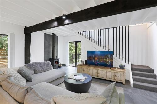 St. Georges Basin House | Waterfront Stay, Pet Friendly 1 Night Stays!