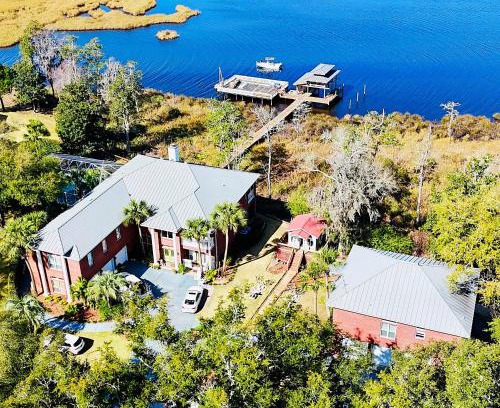 Freeport Apartment | Waterfront Suite with Pool & Dock