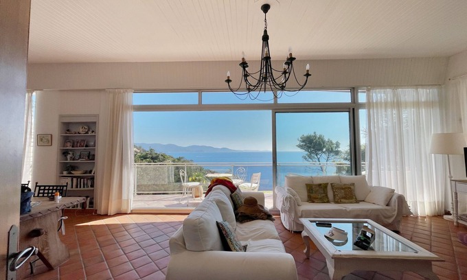 Cap Benat Villa | WATERFRONT VILLA IN PRIVATE ESTATE AND JANITOR OF CAP BÉNAT