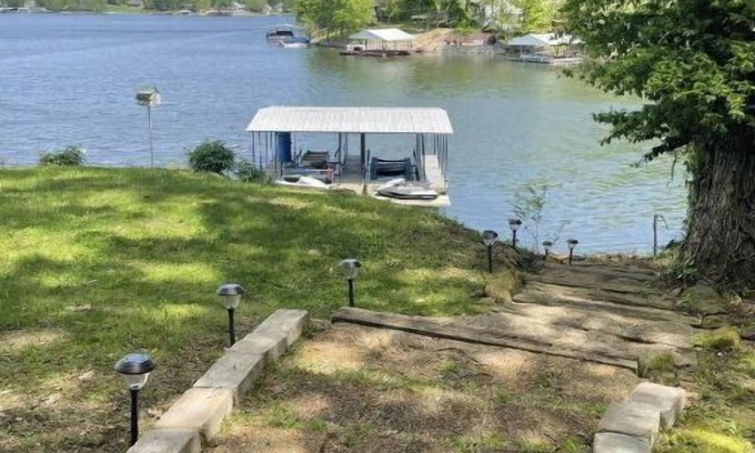Goreville House | WATERFRONT Vacation! {3 bed 2 bath. Sleeps 13}