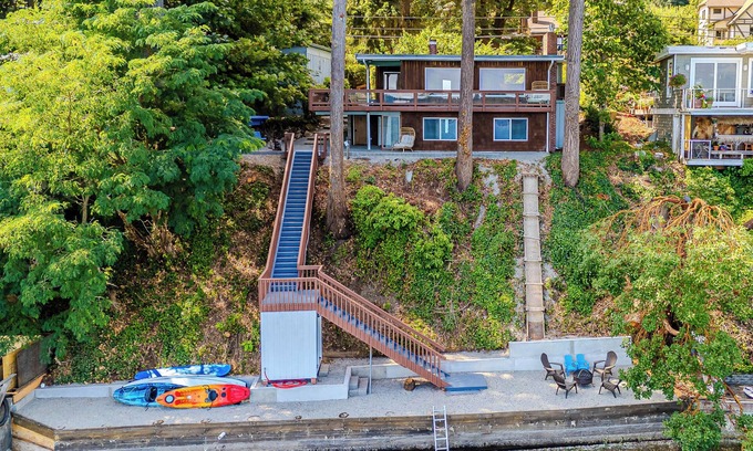 Burley House | Waterfront Vashon Island Home, Beach Access & View