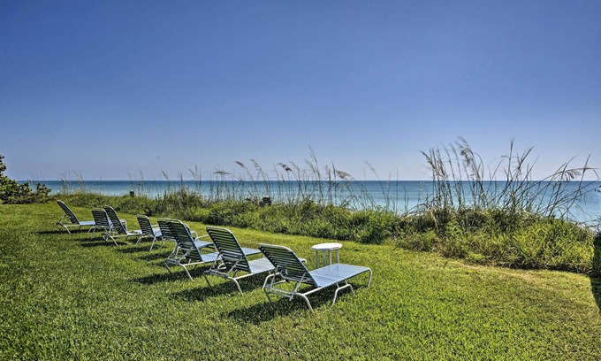 Central Beach Condo | Waterfront Vero Beach Condo w/Ocean-View Balcony