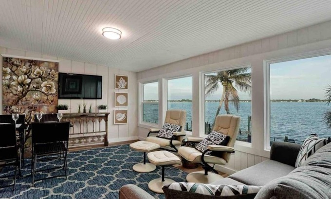 Englewood Villa | Waterfront Villa Seaglass