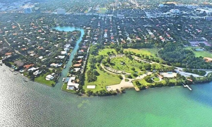 Northeast Miami Villa | Waterfront Villa