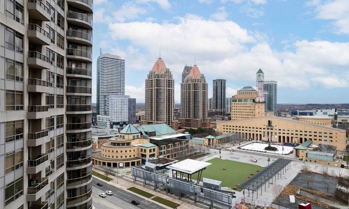 Downtown Mississauga Apartment | Waterfront York Blvd