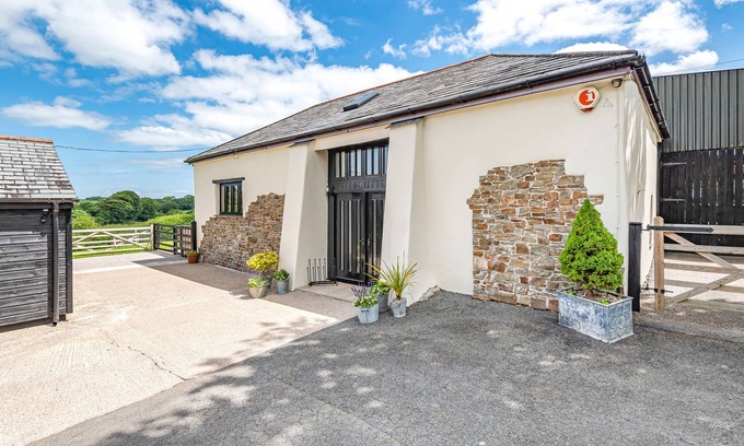 Bradworthy House | WATERLAND OLD BARN, pet friendly, with open fire in Bradworthy
