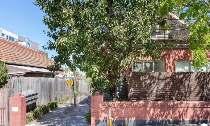 St Kilda Apartment | Waterloo 1 bedroom Loft Apartment w Free WiFi + parking
