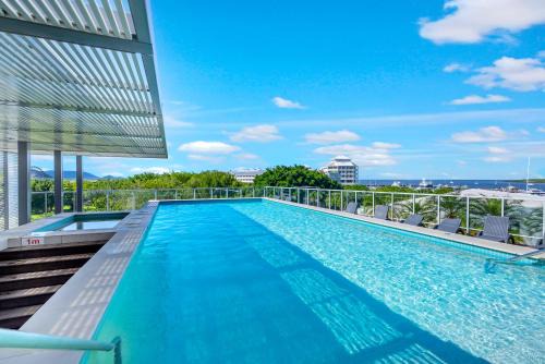 Cairns Central Business District Apartment | Waters Edge at Harbour Lights - Poolside Convenience