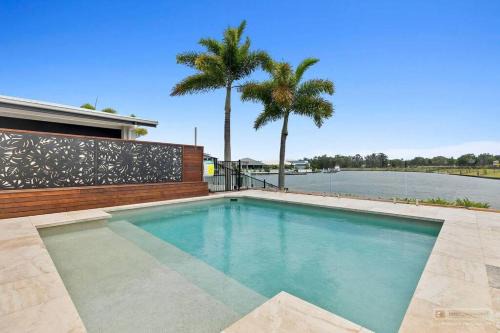 Banksia Beach House | Waters Edge!