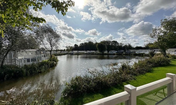 South Cerney House | Waters Edge, Hoburne Cotswolds