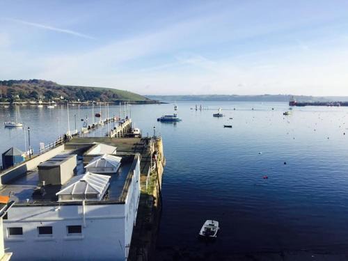 Mylor Churchtown Apartment | Waterside apartment, central Falmouth, Vi-spring king bed, gated parking