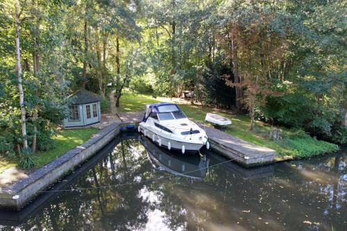 Neatishead House | Waterside Cottage - Hot Tub, Mooring, Arcade, Bar