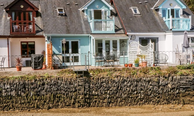 Little Petherick Cottage | WATERSIDE COTTAGE, pet friendly, with a garden in Little Petherick