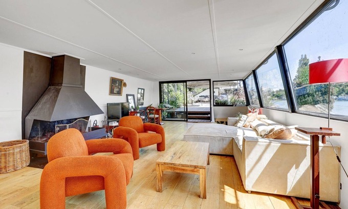 Boulogne-Billancourt Boat Rental | Waterside Retreat – Calm & Elegance in Saint-Cloud