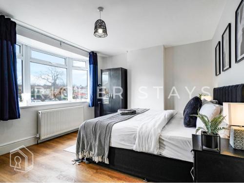 Watford House | Watford Large 5BR Home - Contractors & Families