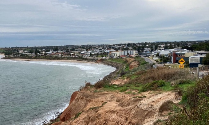 Christies Beach Apartment | Wave N Sea Shore by Wine Coast Holiday Rentals - Ground floor residence with unbeatable ocean views