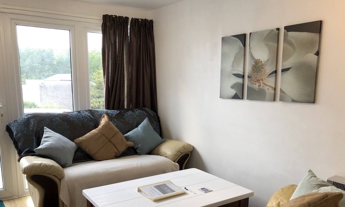 Pembroke Ski Chalet | Waves Chalet, holiday home