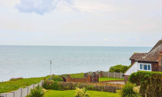 Broadstairs Apartment | WAYFARERS REST Amazing sea view! Private estate on seafront.