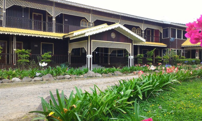 Kundasang Hotel | Wayn Zen Rose Cabin