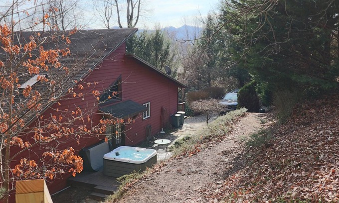 Mountain Springs Cabin | Waynesville Mt. Getaway/Secluded & Peaceful Cabin/Hot Tub/Rec. Rm/Fire pit/Refundable Pet Fee