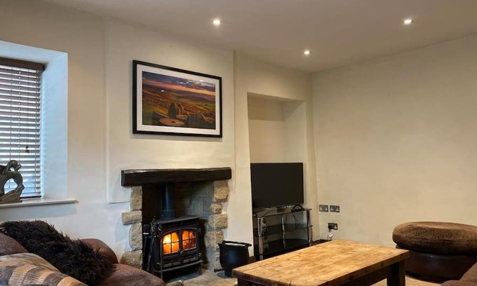 Stoney Middleton House | Wayside, 3 bedroom Peak District Cottage with EV parking
