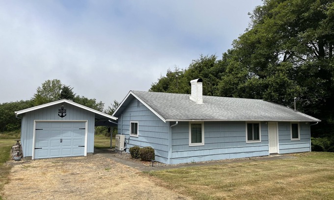 Cloverdale House | Wayside Cabin #185 - Cozy, affordable, water views near Sandlake