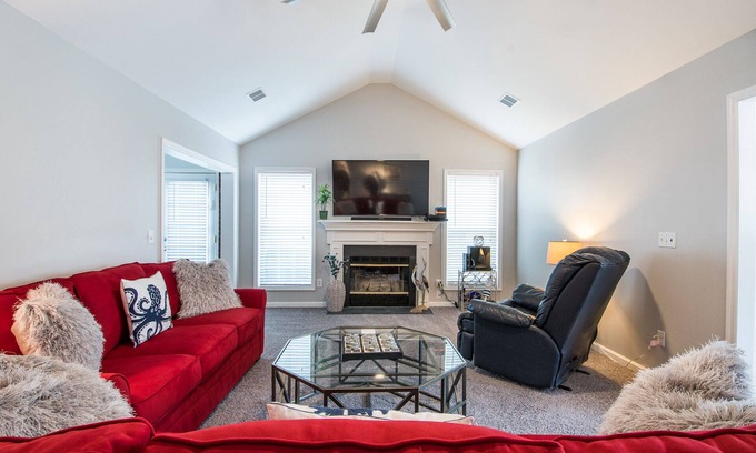 Hanahan House | We love pets! 6ft fenced in backyard and pet amenities.