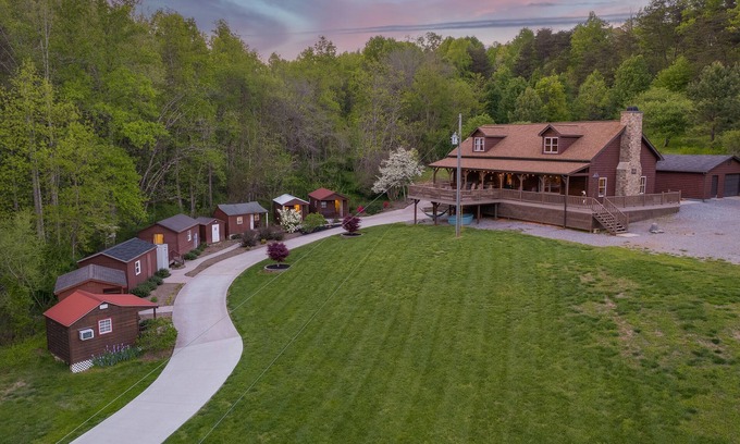 Taylorsville Cabin | Weaverville Cabin + Mini Cabins w/HOT TUB + Fire on 50 Acres!