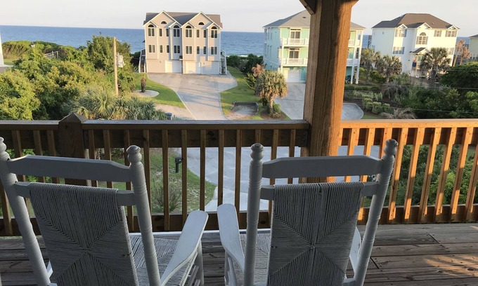 Emerald Isle House | Weekend Getaway! Ocean View, Quiet Cul-de-sac. Walk to Growler Pub, Shopping!