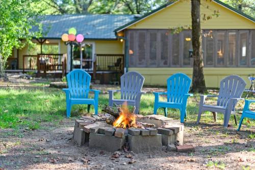 Broken Bow House | Welcome Home - Family friendly cottage gameroom firepit smores