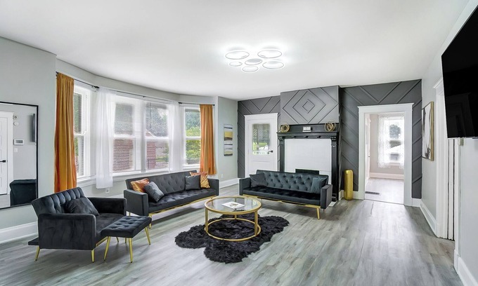 Roselawn Finance House | Welcome Home to this stylish entrainment home! Have fun with the whole family.
