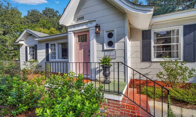 Beaufort House | Welcome to Belle’s Love Shack! Cozy 3 BR Home close to Downtown & Parris Island