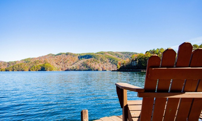 Salem House | Welcome to Black Bear Lodge at beautiful Lake Jocassee!