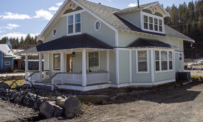Eureka House | Welcome to Comfy Cottage! 4 br/ 3 bath home on the edge of town by the river!