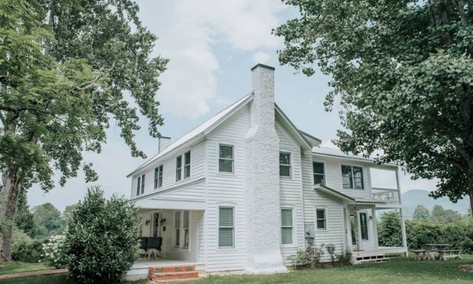 Dillard House | Welcome to Farmhouse on Boxwood! Enjoy fun summer activities each day and night!