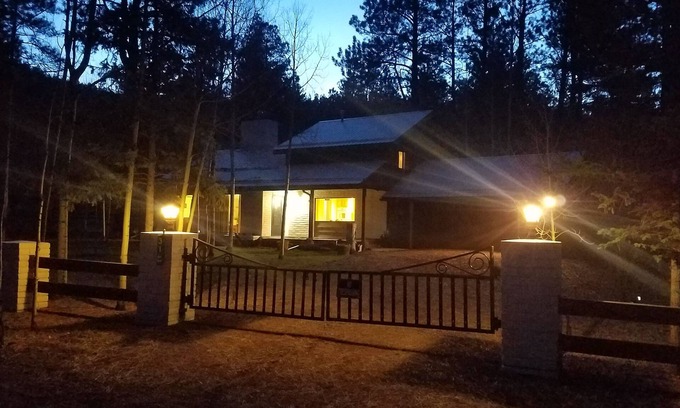 Greer House | Welcome to our " Korner Kabin " In the aspens and pines.