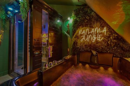 Petit-Ivry Apartment | Welcome to Panama Jungle/Jacuzzi