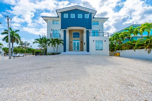 Marathon Villa | Welcome to Paradise Villa: A luxury home in Sombrero Beach, Florida Keys.